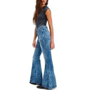 Wrangler Lainey Wilson Women's Blue Denim Rock Star Bell Bottom Jeans 31 X 34